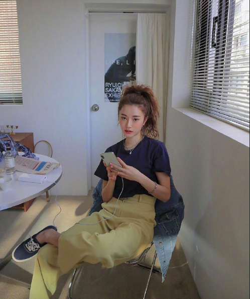 个性有魅力的时髦女生春装搭配图片 8