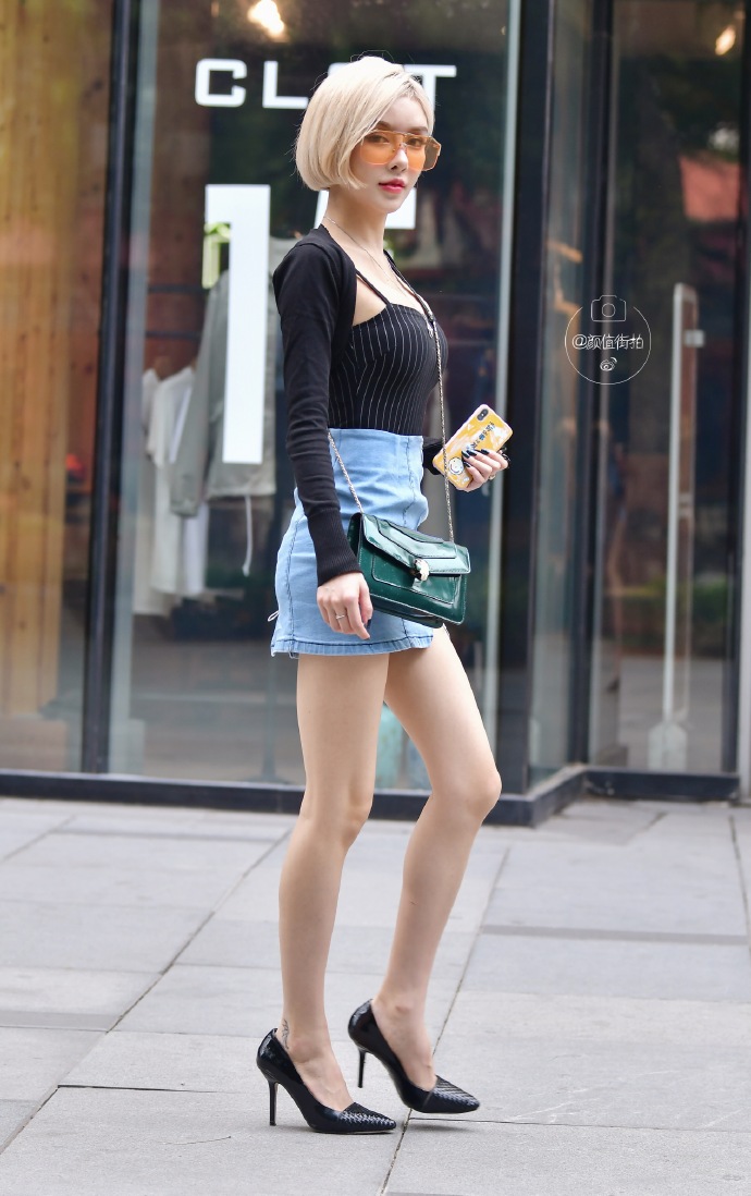 街拍超短裙美女小细腿高跟写真图片 5