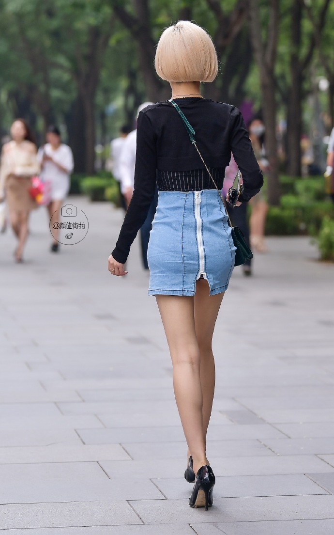 街拍超短裙美女小细腿高跟写真图片 6