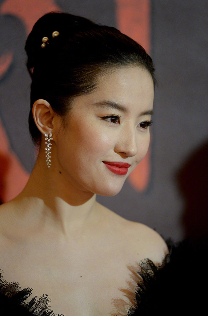 中国明星美女刘亦菲黑天鹅裙亮相《花木兰》伦敦首映礼 3