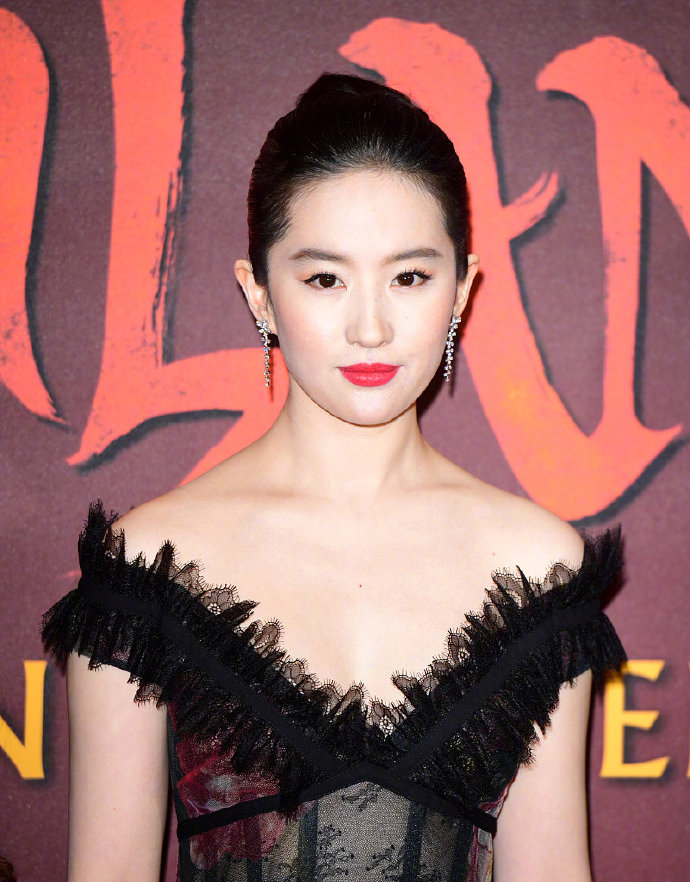 中国明星美女刘亦菲黑天鹅裙亮相《花木兰》伦敦首映礼 4