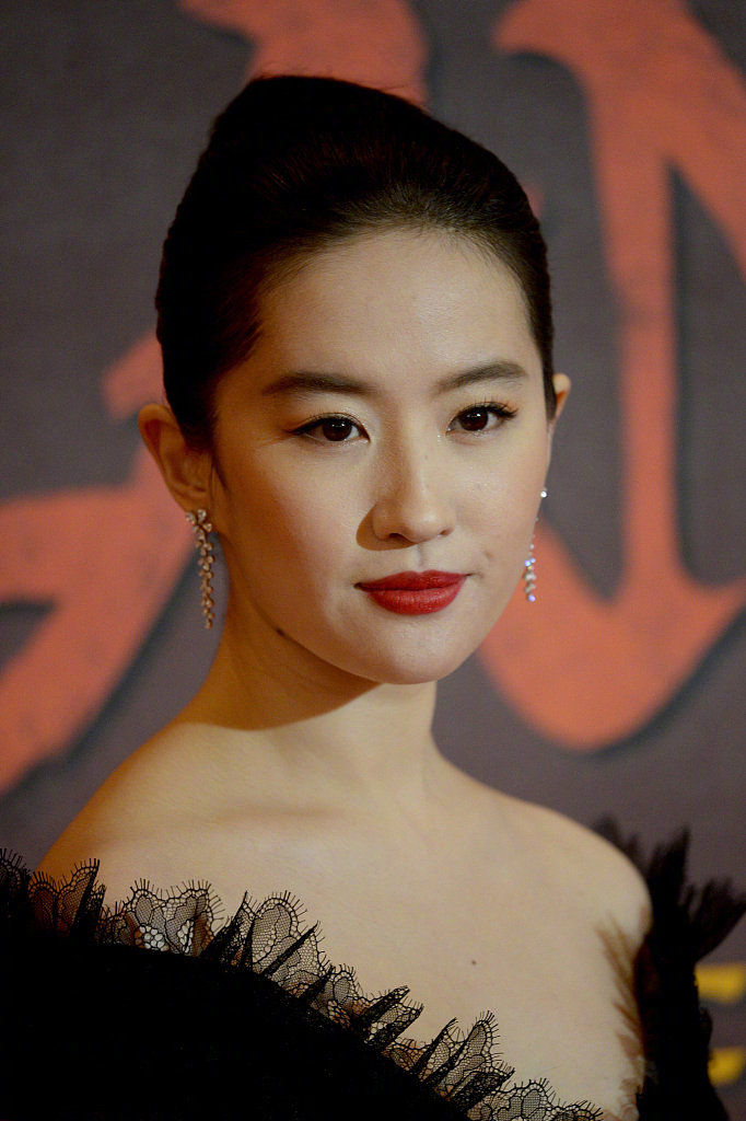 中国明星美女刘亦菲黑天鹅裙亮相《花木兰》伦敦首映礼 6