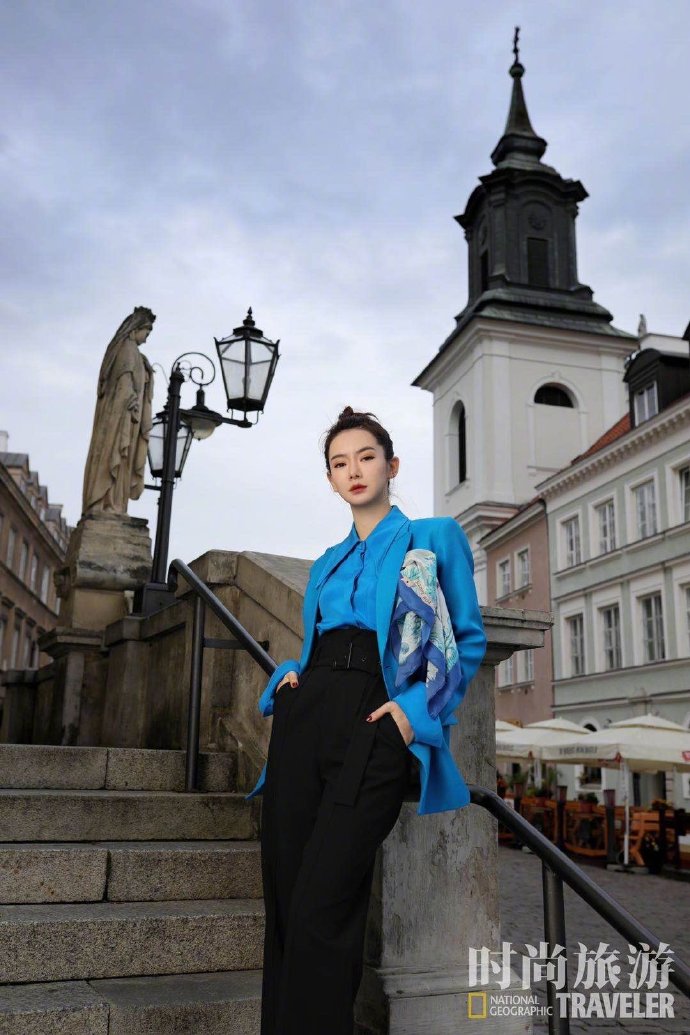 时尚街拍美女明星戚薇《时尚旅游》封面图片 3