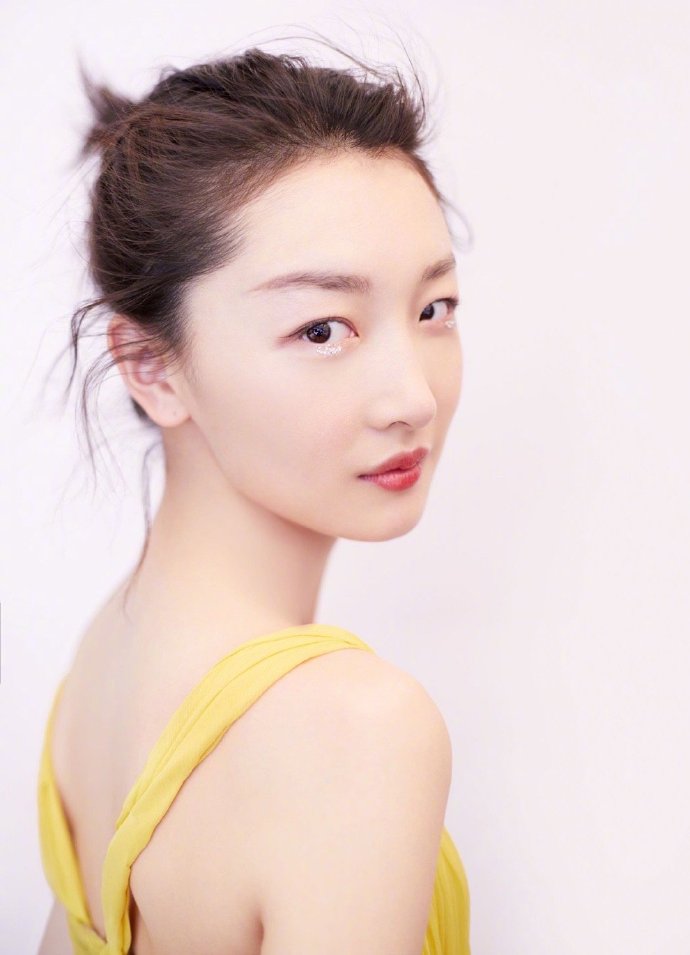 俏皮美女明星周冬雨黄色长裙搭配亮色眼妆图片 3
