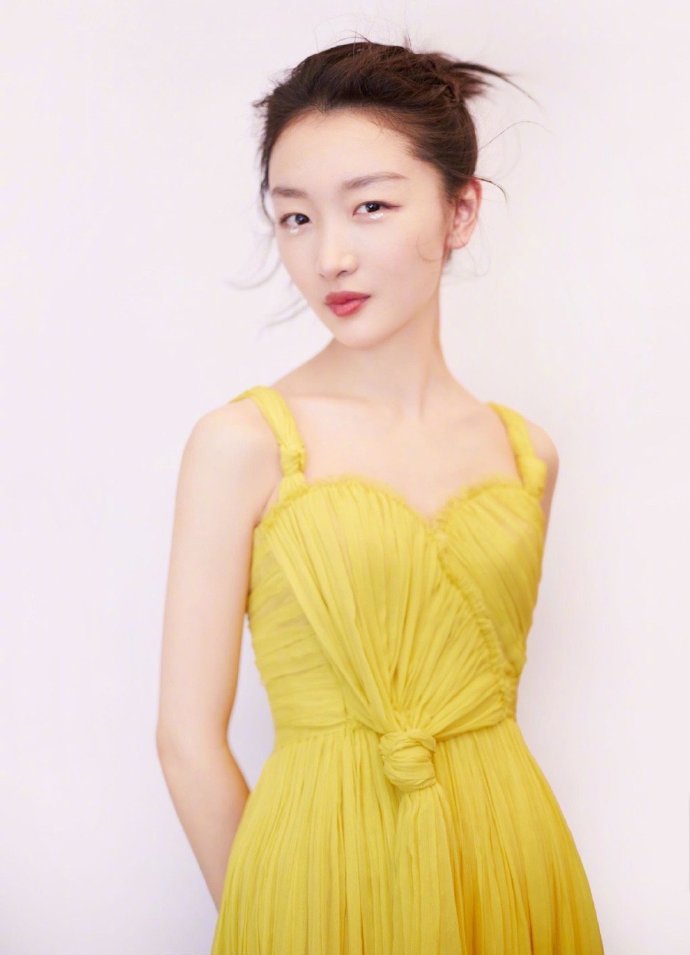 俏皮美女明星周冬雨黄色长裙搭配亮色眼妆图片 4