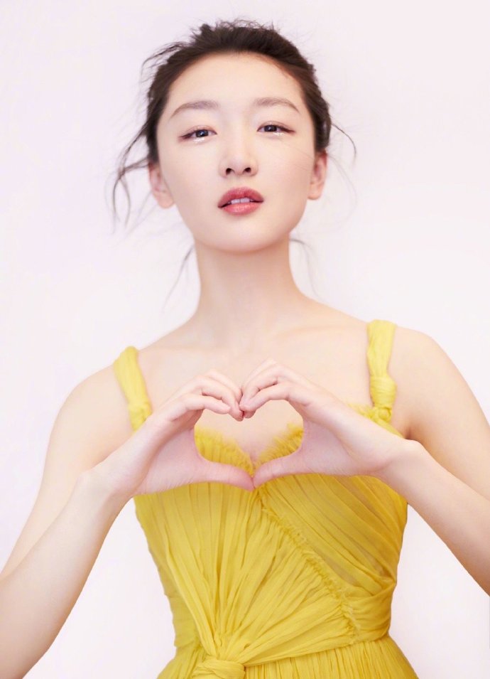 俏皮美女明星周冬雨黄色长裙搭配亮色眼妆图片 5