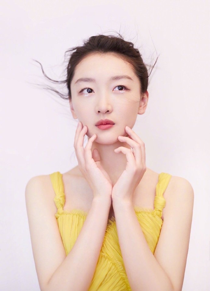 俏皮美女明星周冬雨黄色长裙搭配亮色眼妆图片 6