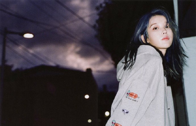 神仙颜值的蓝发韩国美女明星李智恩IU图片 3