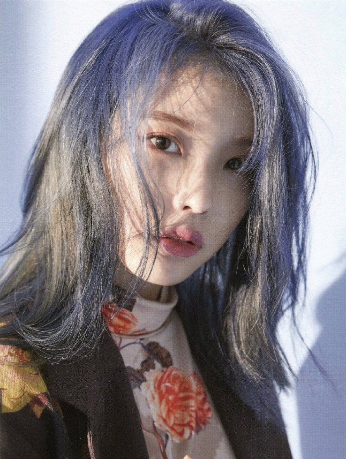 神仙颜值的蓝发韩国美女明星李智恩IU图片
