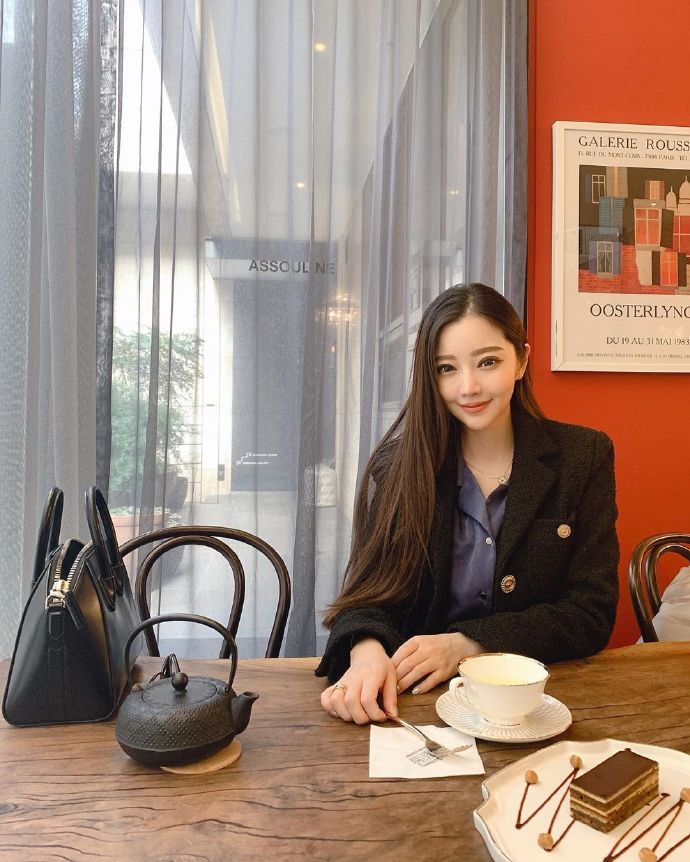 宅男女神咖啡馆的气质美女图片 2