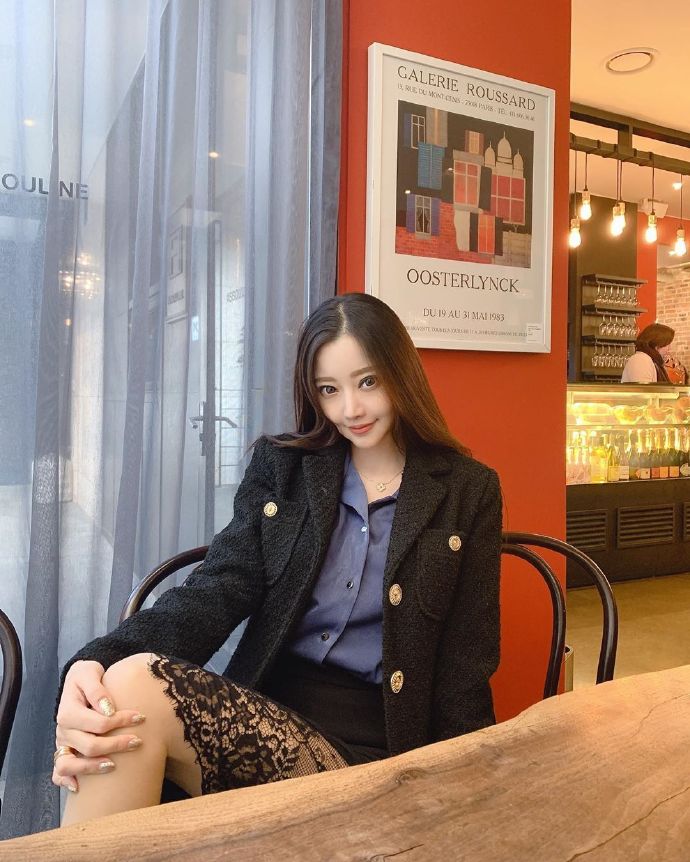 宅男女神咖啡馆的气质美女图片 3