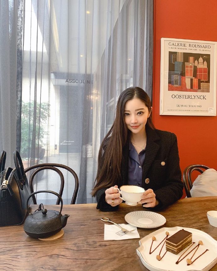 宅男女神咖啡馆的气质美女图片 4