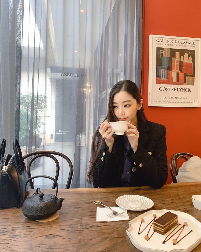 宅男女神咖啡馆的气质美女图片 5