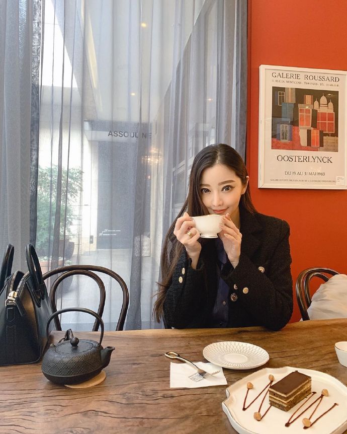 宅男女神咖啡馆的气质美女图片 6