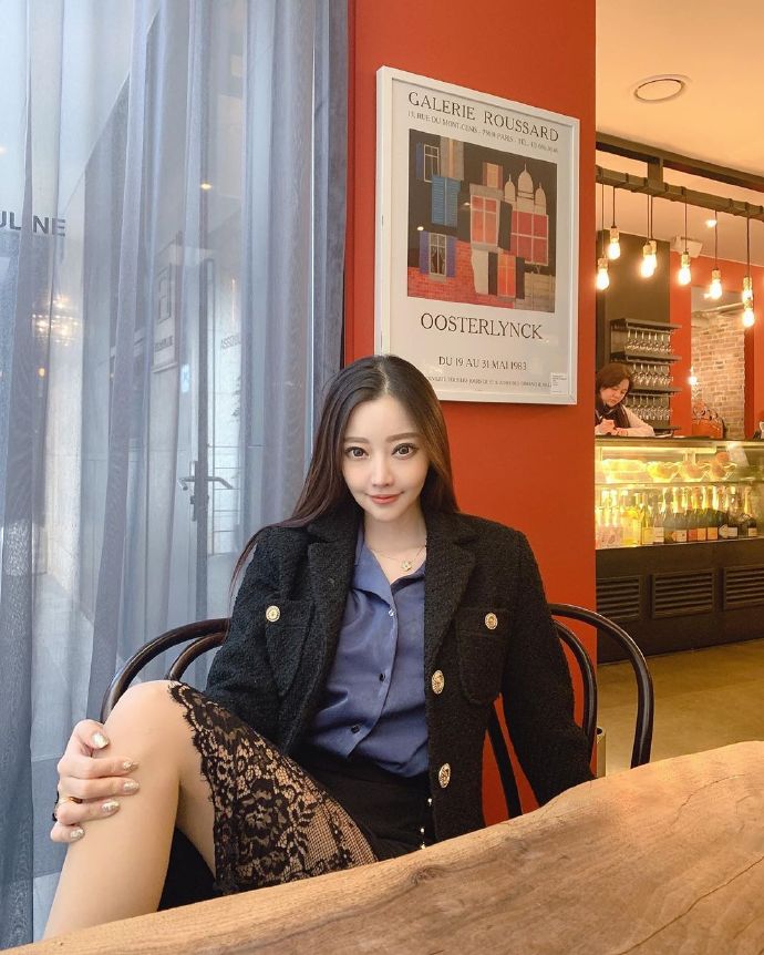 宅男女神咖啡馆的气质美女图片 9