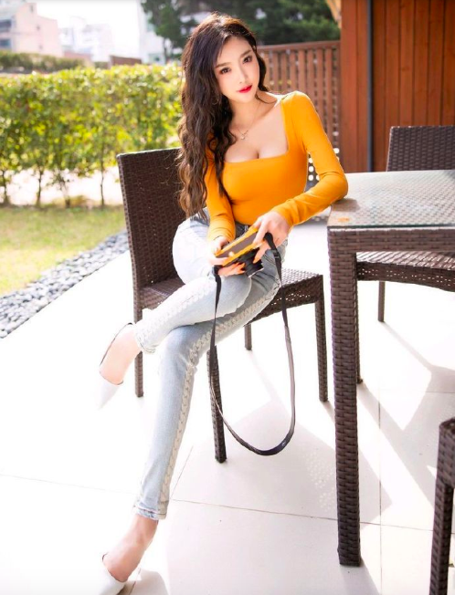 性感女神紧身牛仔裤美女杨晨晨街拍长腿图片 4