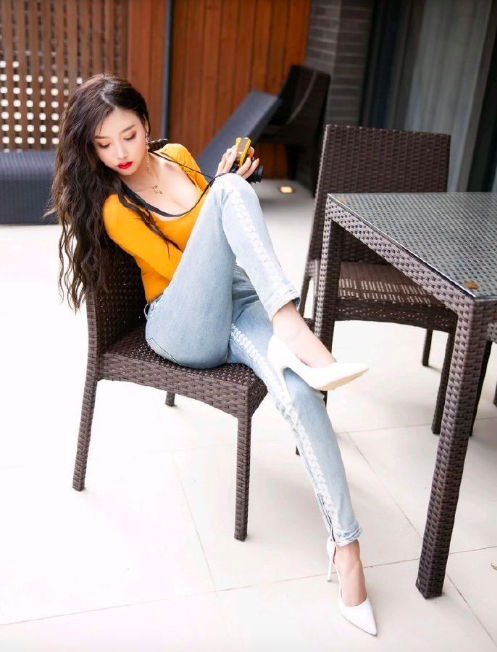 性感女神紧身牛仔裤美女杨晨晨街拍长腿图片 6