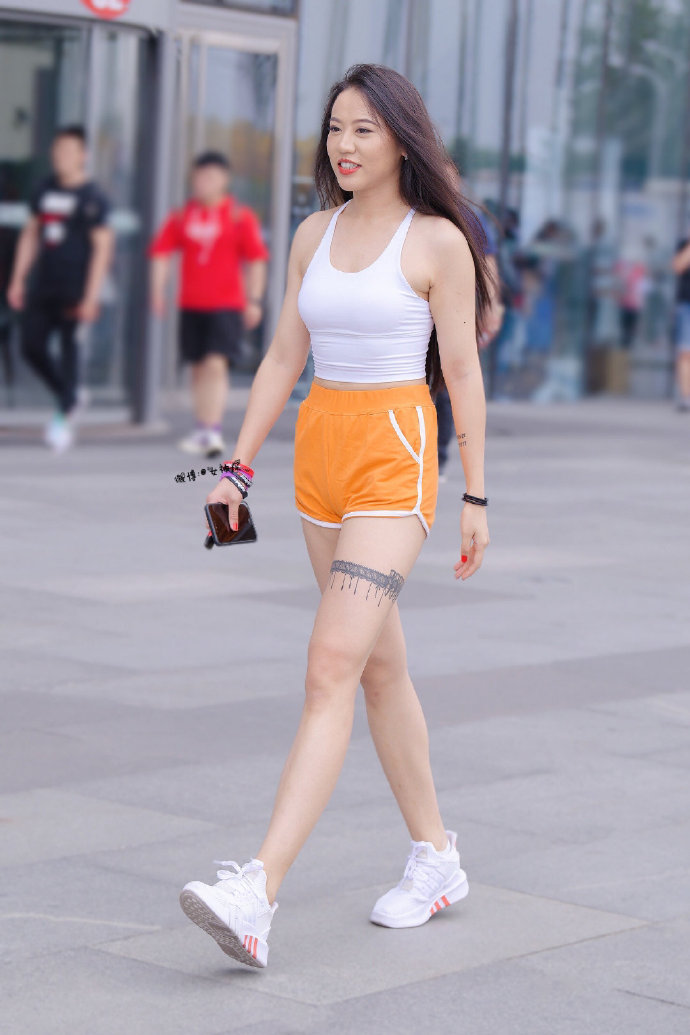 活力满满的运动装街拍美女图片 6