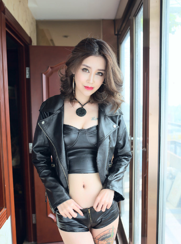 野性美女超短皮裤搭配皮衣性感图片