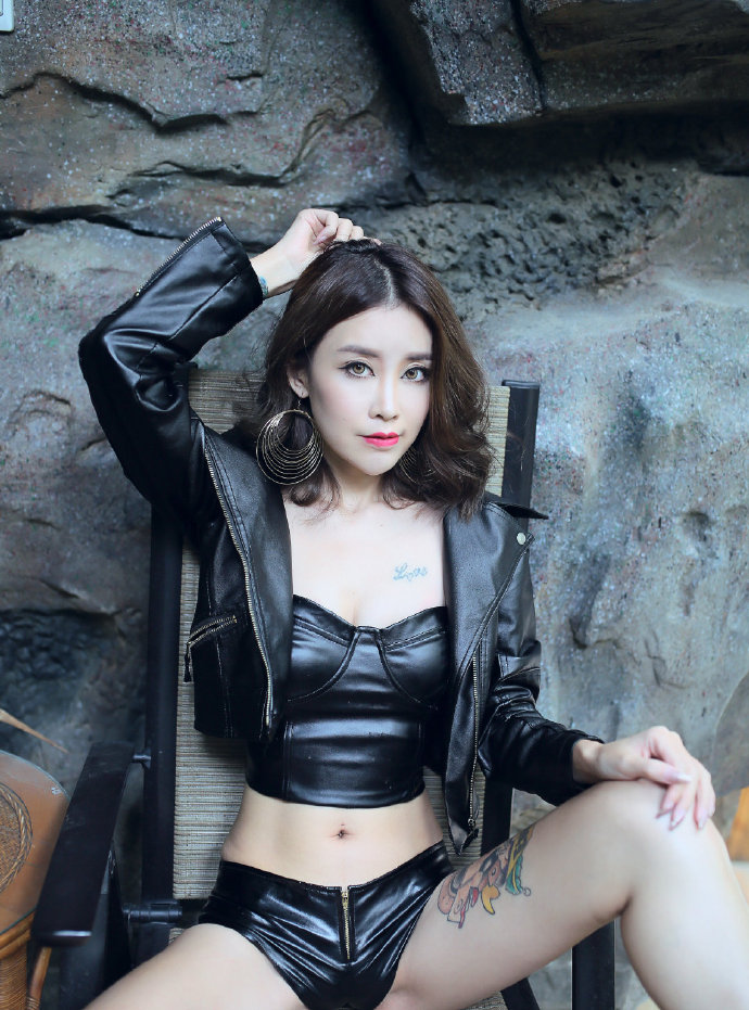 野性美女超短皮裤搭配皮衣性感图片 8