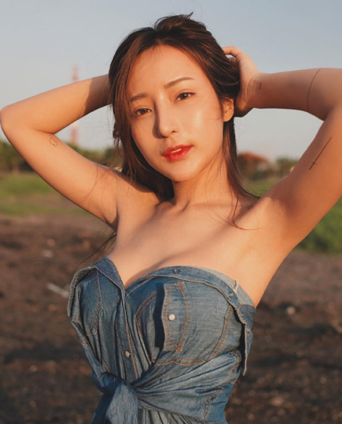 野外旅拍美女清纯中带点小性感图片