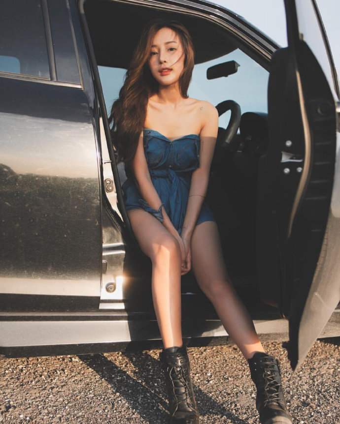 野外旅拍美女清纯中带点小性感图片 4