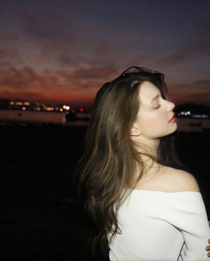 清纯外国美女小姐姐意境照片 7