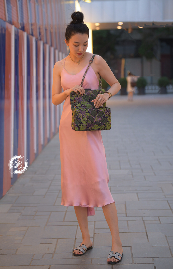 清爽利落的吊带裙美女时尚街拍图片 5