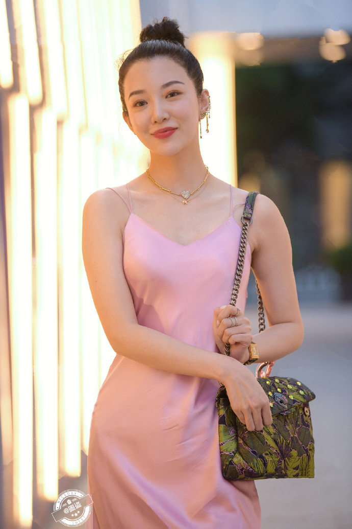 清爽利落的吊带裙美女时尚街拍图片 6