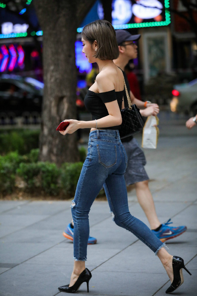 娇小的宅男女神街拍紧身牛仔裤美女图片 3