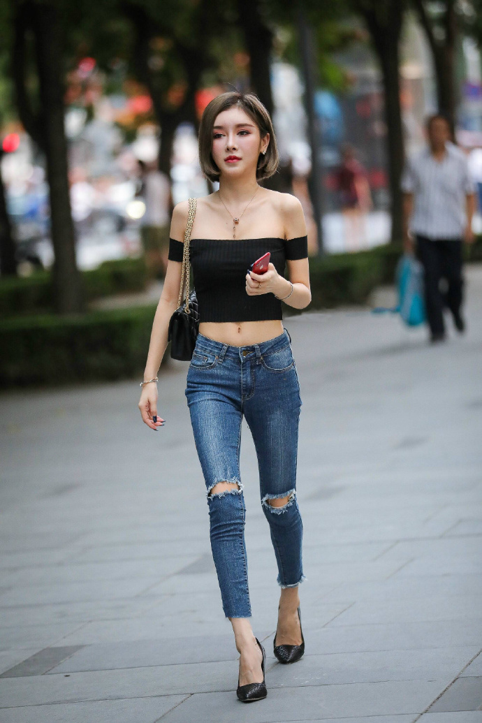 娇小的宅男女神街拍紧身牛仔裤美女图片 4