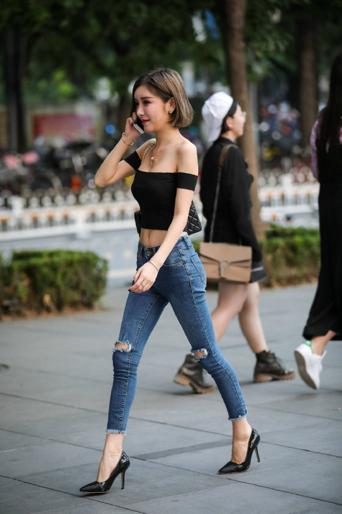 娇小的宅男女神街拍紧身牛仔裤美女图片 6