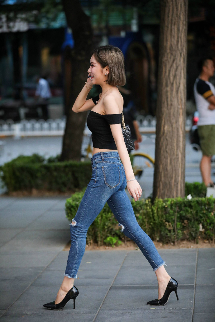 娇小的宅男女神街拍紧身牛仔裤美女图片 7