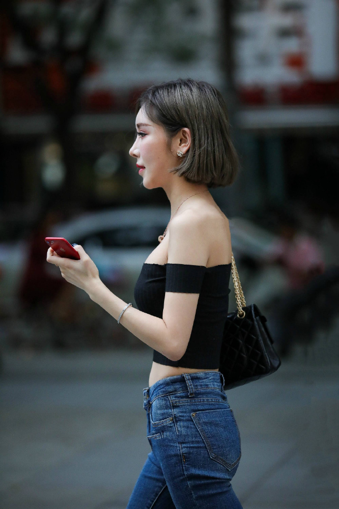 娇小的宅男女神街拍紧身牛仔裤美女图片 8