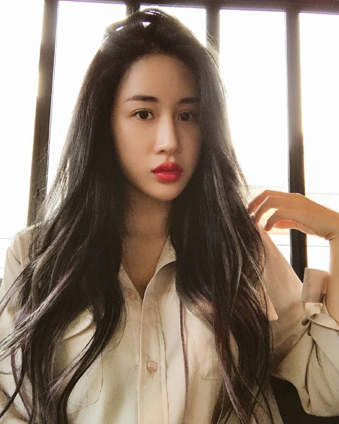 健身房里健身女神完美身材惹人注目图片
