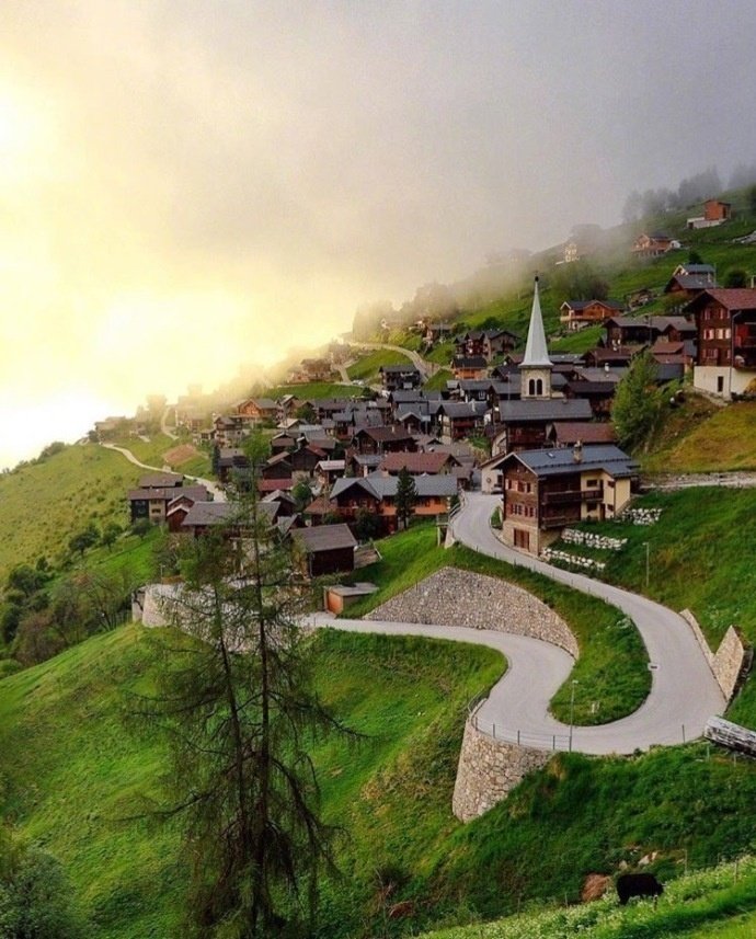 童话世界瑞士的劳特布鲁恩小镇山水风景图片 2
