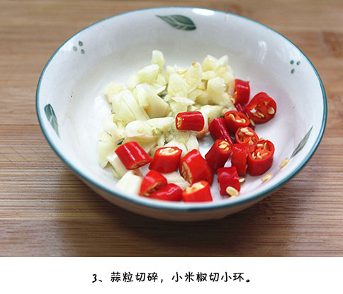家常菜吃腻了烤面筋 试试青椒炒面筋的做法 3