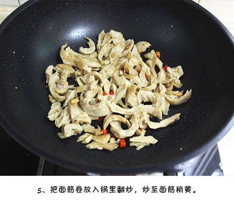 家常菜吃腻了烤面筋 试试青椒炒面筋的做法 4