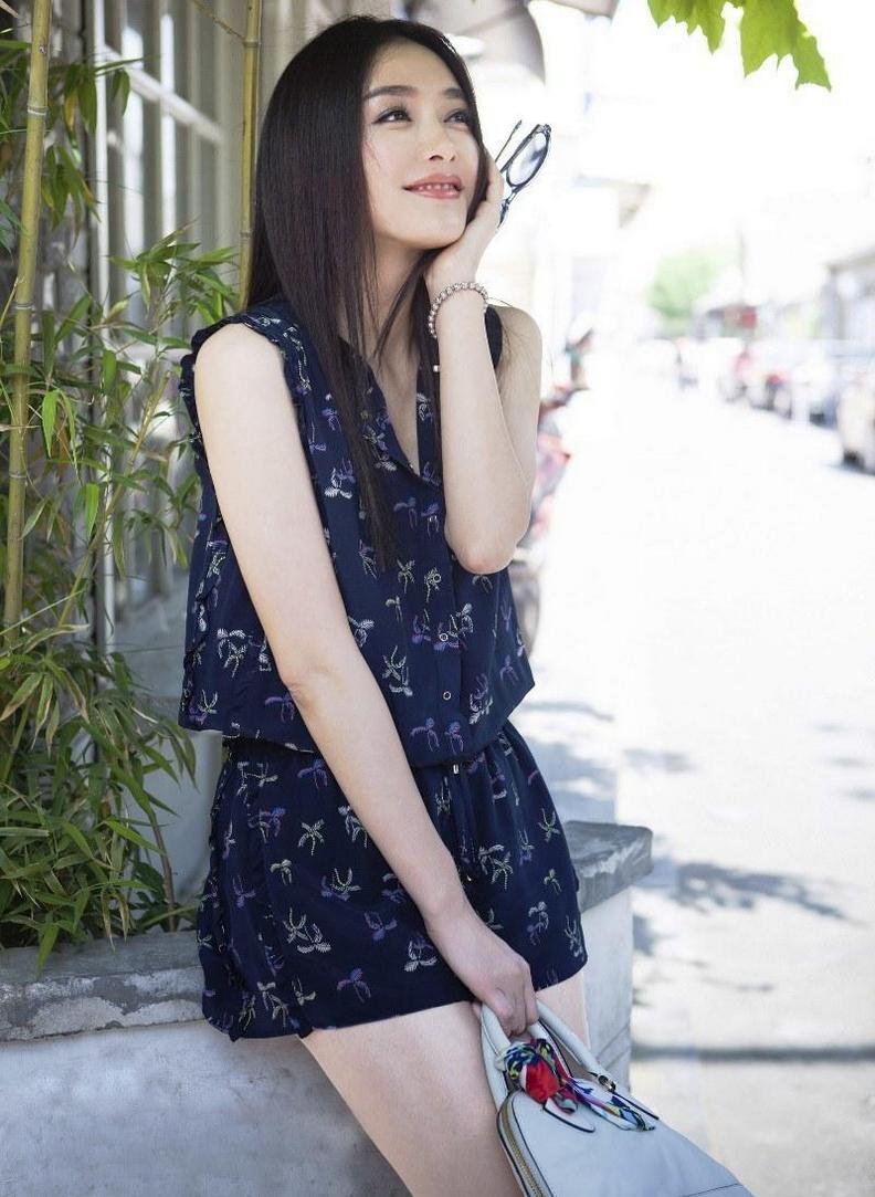 中国女明星街拍美女秦岚时尚写真图片 3