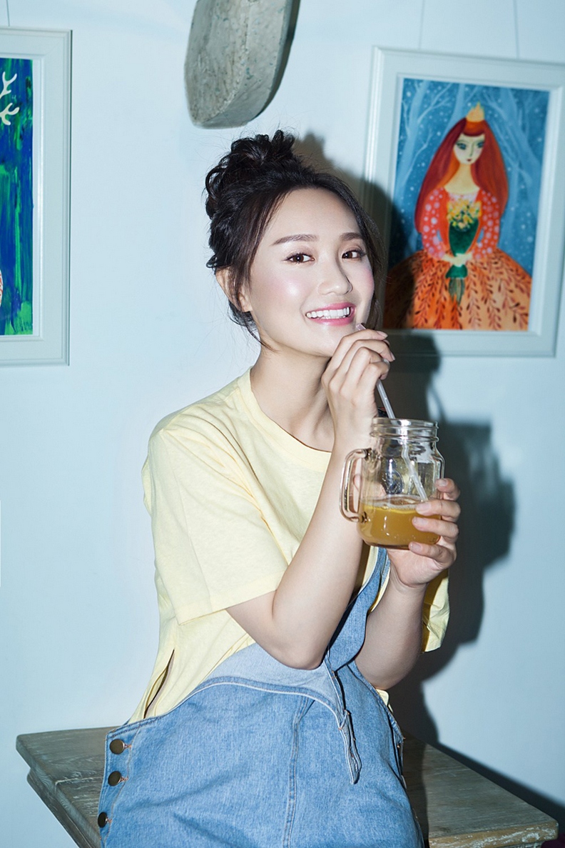 俏皮美女明星康琳浠可爱图片 2