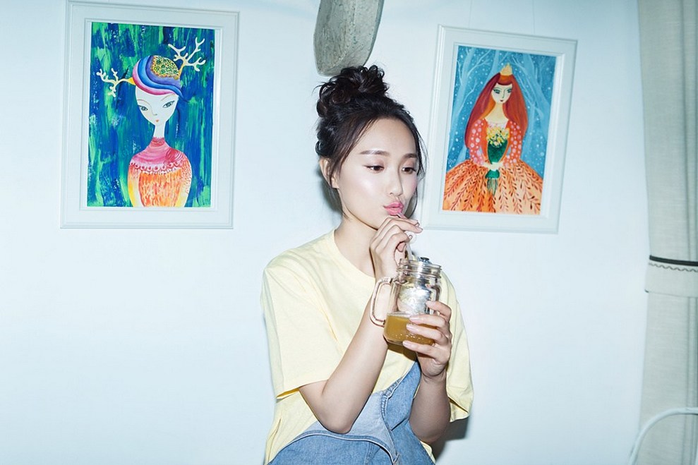 俏皮美女明星康琳浠可爱图片 3