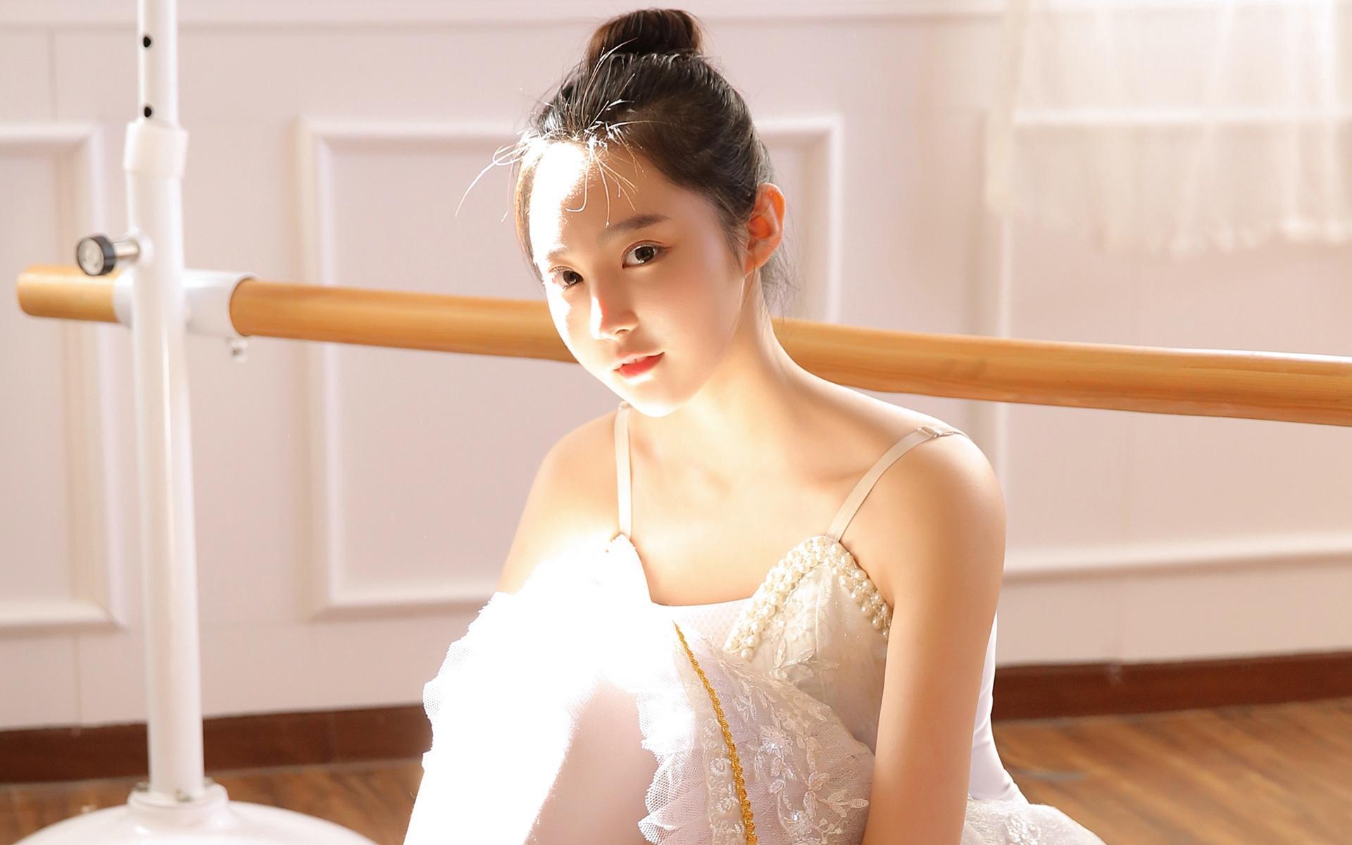 舞蹈室里的清纯美女阳光高清图片 2