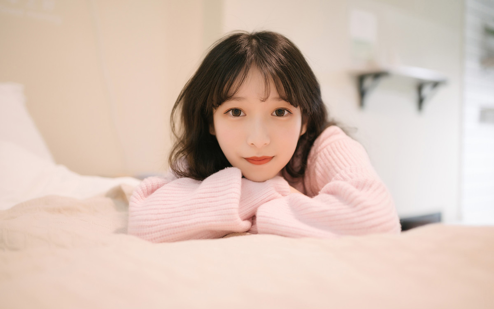 小清新粉嫩美女性感桌面壁纸图片 2