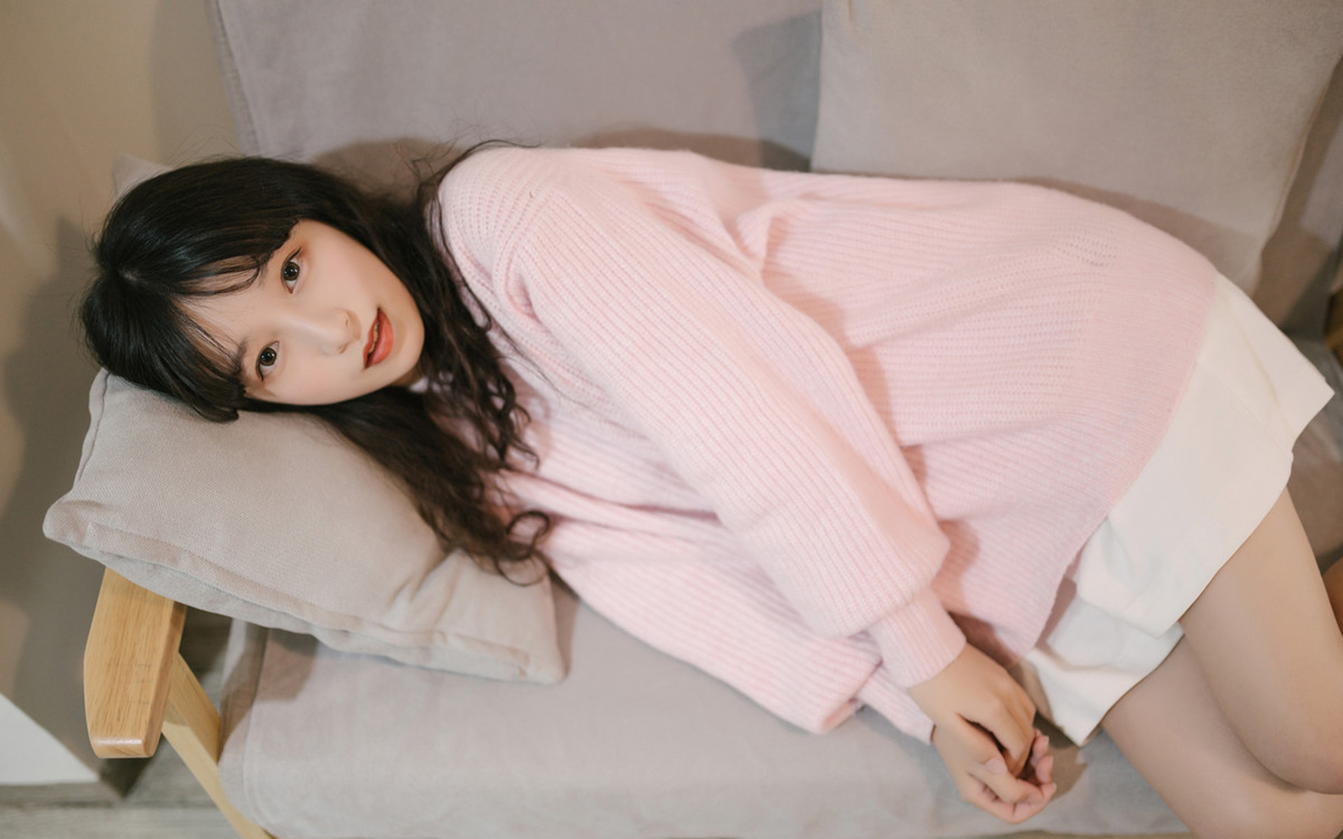 小清新粉嫩美女性感桌面壁纸图片 3