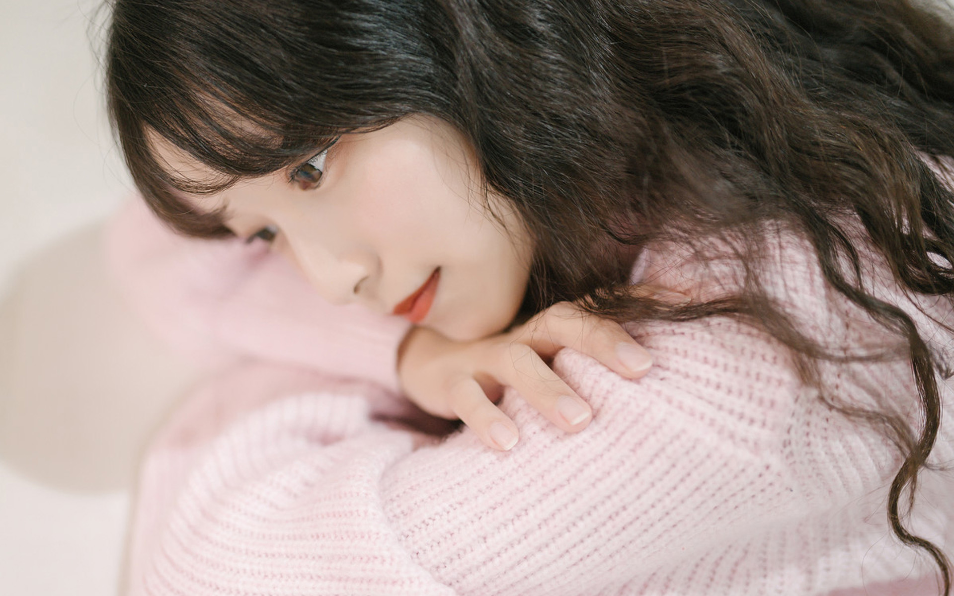 小清新粉嫩美女性感桌面壁纸图片 4