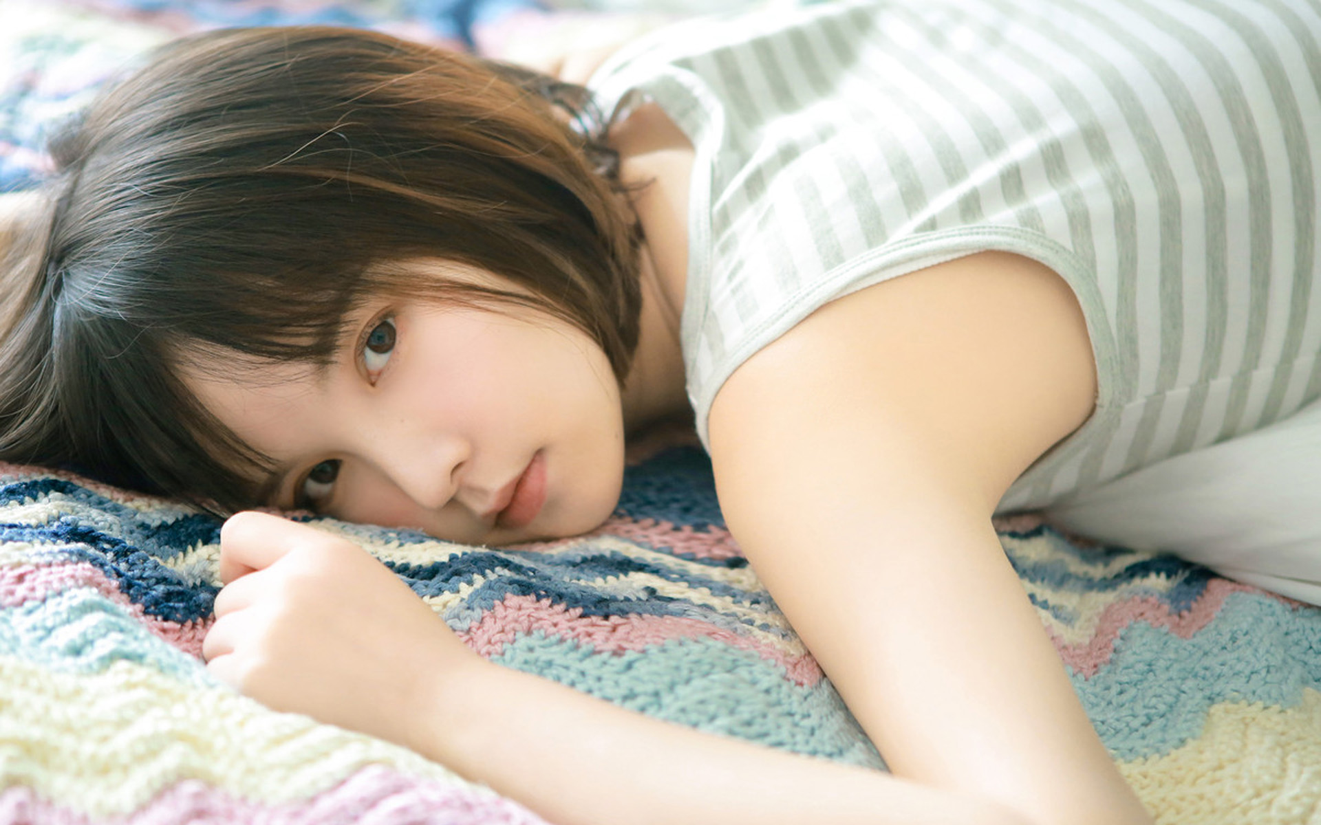 性感慵懒的短发美女桌面壁纸图片 3