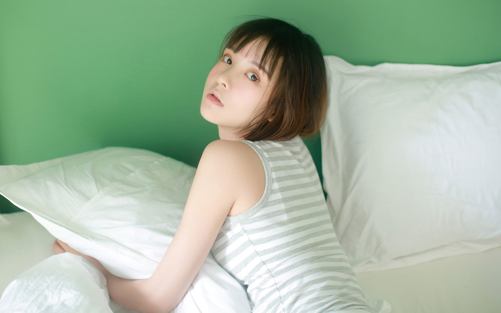 性感慵懒的短发美女桌面壁纸图片 4