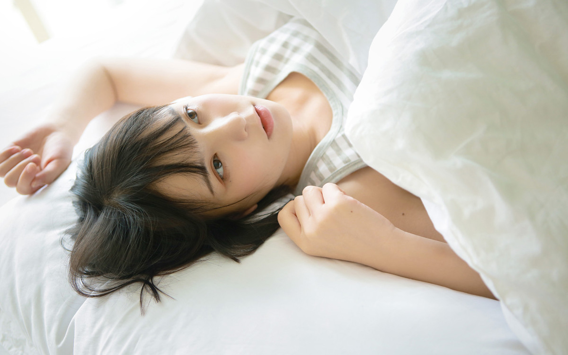 性感慵懒的短发美女桌面壁纸图片 5