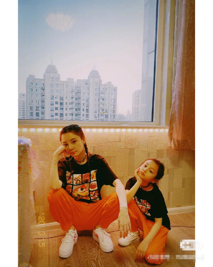 中国美女明星李小璐与女儿甜馨亲子装照片 4