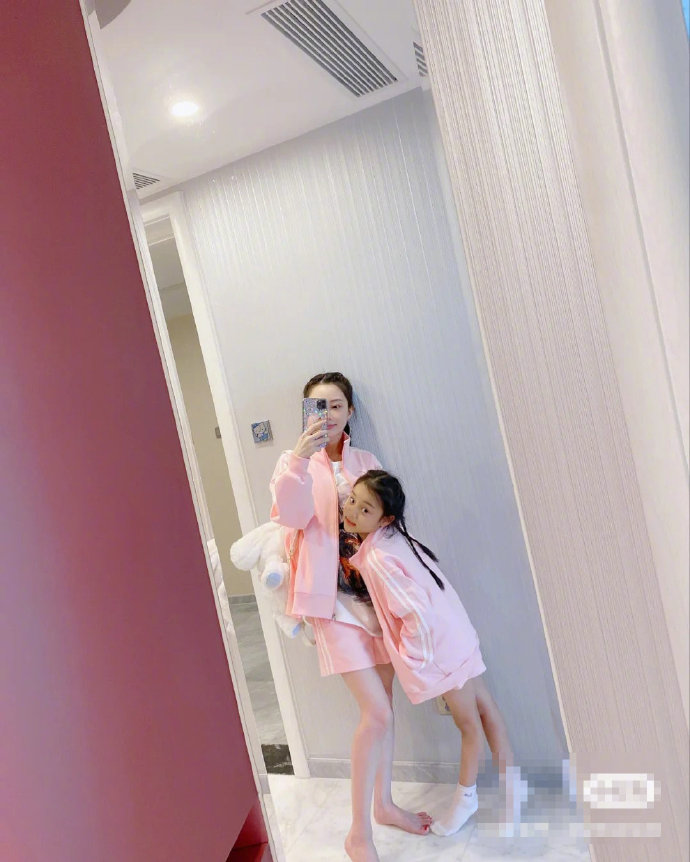 中国美女明星李小璐与女儿甜馨亲子装照片 5